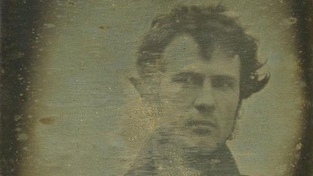 Selfie Pertama.  Pada tahun 1839, Robert Cornelius, seorang fotografer dari Philadelphia, memiliki kesabaran dan tekad untuk duduk diam selama 15 menit, waktu yang dibutuhkan untuk sebuah daguerreotype. Ini menghasilkan foto jelas pertama seseorang, potret pertama, dan selfie pertama, sekaligus. Foto: Boredpanda