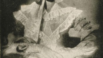 Potret Pertama Seorang Wanita. John Draper membuat sejarah dengan menangkap potret pertama yang bukan selfie. Orang yang digambarkan di sini adalah saudara perempuannya, Dorothy, menjadikannya potret wanita pertama dalam sejarah fotografi.  Foto: Boredpanda