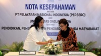 Direktur Utama PT Pelni (Persero) Tri Andayani (kiri) bersama Rektor Universitas Gadjah Mada Prof. Ova Emilia (kanan) melakukan Penandatanganan Nota Kesepahaman tentang Pendidikan, Penelitian dan Pengabdian Masyarakat bertempat di Yogyakarta.