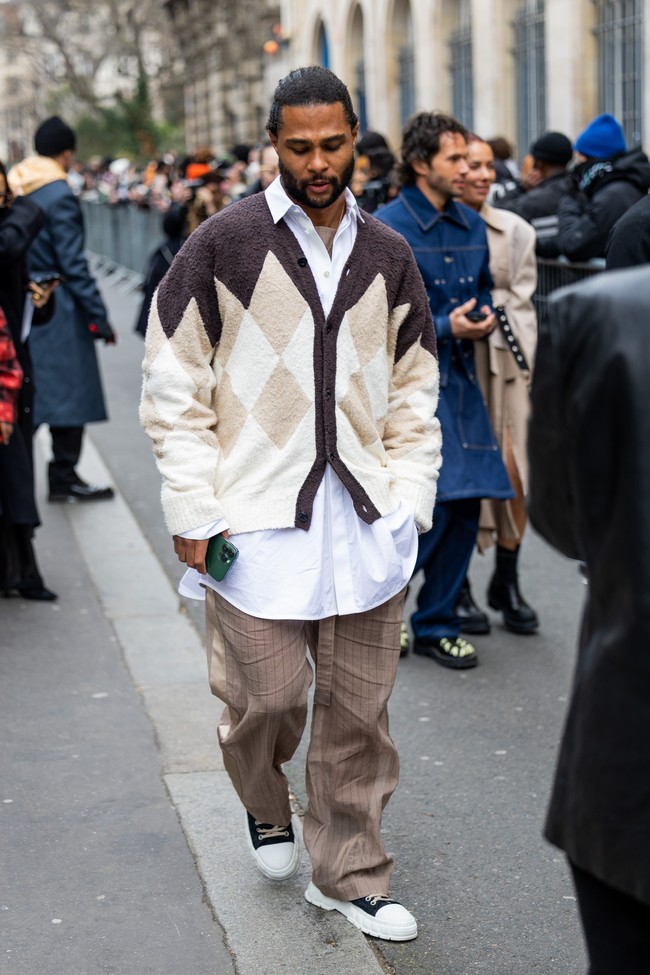 Kehadiran Serge Gnabry di Paris Fashion Week sempat disorot. Direktur Bayern Hasan Salihamidzic mengkritiknya karena tidak memanfaatkan hari liburnya untuk beristirahat. Performanya tidak maksimal saat kembali ke lapangan hijau dalam laga melawan Colone di Allianz Arena, Rabu (25/1/2023) dini hari WIB. Gnabry cuma bermain 45 menit sebelum digantikan Kingsley Coman saat turun minum. Selama beraksi di atas lapangan, Gnabry hanya membuat 24 sentuhan dengan satu percobaan mengarah ke gawang. Foto: Christian Vierig/Getty Images