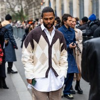 Kehadiran Serge Gnabry di Paris Fashion Week sempat disorot. Direktur Bayern Hasan Salihamidzic mengkritiknya karena tidak memanfaatkan hari liburnya untuk beristirahat. Performanya tidak maksimal saat kembali ke lapangan hijau dalam laga melawan Colone di Allianz Arena, Rabu (25/1/2023) dini hari WIB. Gnabry cuma bermain 45 menit sebelum digantikan Kingsley Coman saat turun minum. Selama beraksi di atas lapangan, Gnabry hanya membuat 24 sentuhan dengan satu percobaan mengarah ke gawang. Foto: Christian Vierig/Getty Images