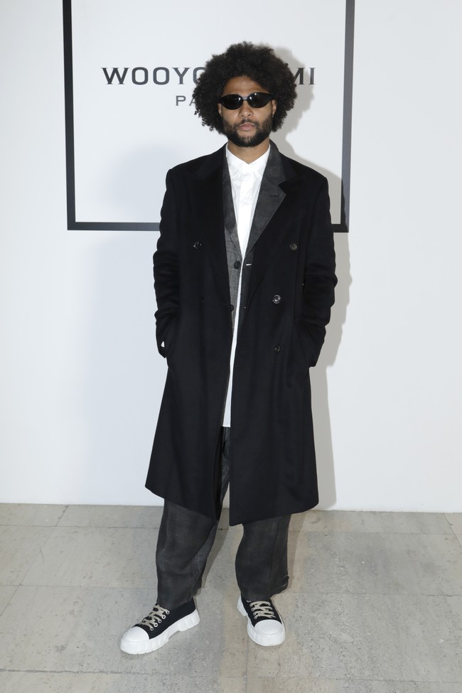 Serge Gnabry terlihat menghadiri peragaan busana Wooyoungm yang digelar dalam rangkaian Menswear Fall-Winter 2023-2024, Minggu (22/1/2023). Ia tampil stylish dalam padanan kemeja putih dan coat hitam, serta jeans longgar dan sneakers. Tidak ketinggalan kacamata hitam. (Foto: Antoine Flament/Getty Images)