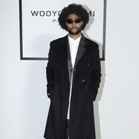 Serge Gnabry terlihat menghadiri peragaan busana Wooyoungm yang digelar dalam rangkaian Menswear Fall-Winter 2023-2024, Minggu (22/1/2023). Ia tampil stylish dalam padanan kemeja putih dan coat hitam, serta jeans longgar dan sneakers. Tidak ketinggalan kacamata hitam. (Foto: Antoine Flament/Getty Images)