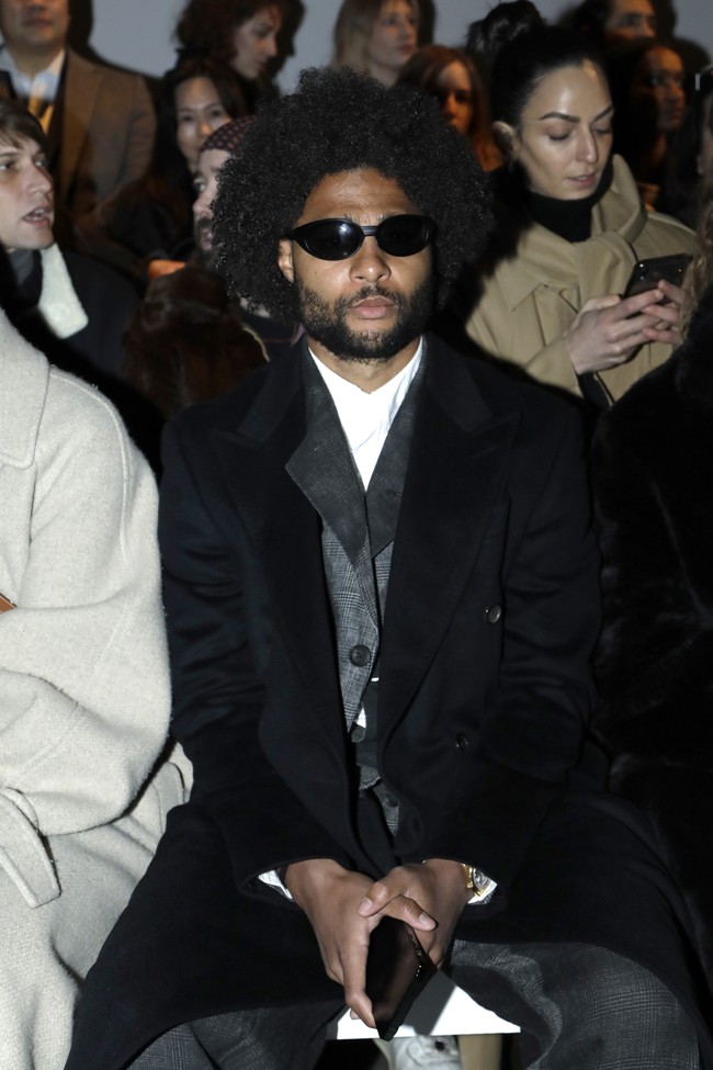 Para pesohor, mulai dari selebriti hingga bintang olahraga, bertebaran di Paris Fashion Week Menswear Fall 2023 baru-baru ini. Pemain Bayern Munich Serge Gnabry pun tak mau melewatkan agenda penting dalam kalender mode dunia itu. (Foto: Antoine Flament/Getty Images)