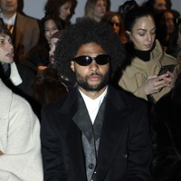 Para pesohor, mulai dari selebriti hingga bintang olahraga, bertebaran di Paris Fashion Week Menswear Fall 2023 baru-baru ini. Pemain Bayern Munich Serge Gnabry pun tak mau melewatkan agenda penting dalam kalender mode dunia itu. (Foto: Antoine Flament/Getty Images)