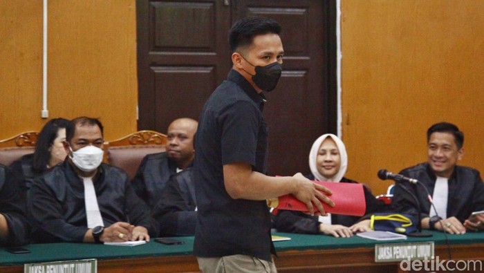 Giliran Richard Eliezer yang Curhat di Sidang Pledoi Terdakwa Richard Eliezer dan tim penasehat hukum kembali hadir di persidangan kasus pembunuhan Josua di PN Jakarta Selatan, Rabu (25/1/2023).