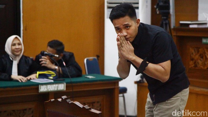 Giliran Richard Eliezer yang Curhat di Sidang Pledoi Terdakwa Richard Eliezer dan tim penasehat hukum kembali hadir di persidangan kasus pembunuhan Josua di PN Jakarta Selatan, Rabu (25/1/2023).