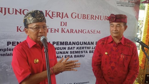 Gubernur Bali I Wayan Koster didampingi Bupati Karangasem I Gede Dana saat melakukan kunjungan kerja ke Karangasem, Rabu (25/1/2023).