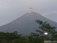 Gunung Semeru Erupsi Setinggi 600 Meter