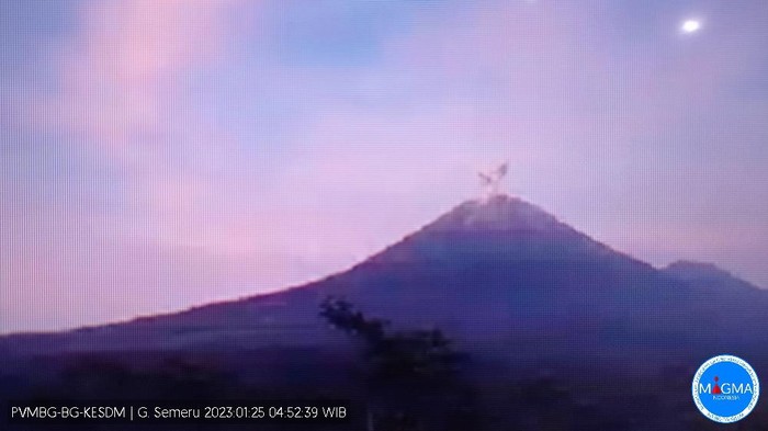 Gunung Semeru mengalami erupsi 2 kali. Erupsi pertama kali terjadi pukul 04.50 WIB, Rabu (25/1/2023).