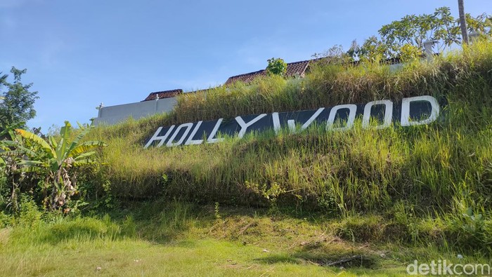 Tulisan Hollywood di Makam Mblendung, Dusun Ngramang, Kalurahan Kedungsari, Kapanewon Pengasih, Kulon Progo, Rabu (25/1/2023).