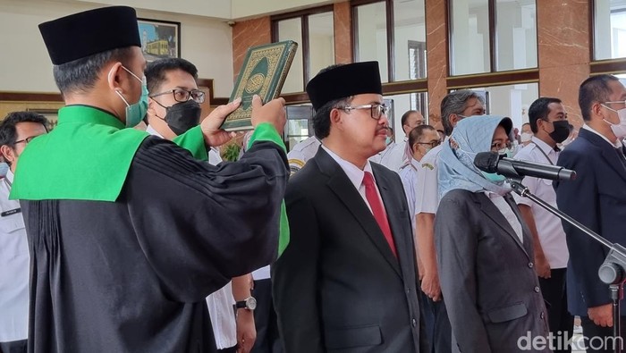ikhsan dilantik jadi sekda surabaya