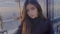 Asisten pribadi Hotman Paris yang ke-20 ini memang dikenal hobi nongkrong seru sambil kulineran. Seperti yang terlihat dalam unggahan ini ia nongkrong di restoran tinggi dengan pemandangan gedung.  Foto: Instagram @xio_nallendra
