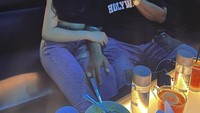 Ada juga momen kuliner Intan Nallendra bersama dengan Hotman Paris. Begini keakraban mereka saat nongkrong di kelab malam.  Foto: Instagram @xio_nallendra