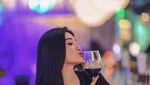 Pose Intan Nallendra, Aspri Ke-20 Hotman Paris saat Nongkrong di Kelab Malam