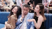 Nah, kalo yang satu ini adalah momen Intan Nallendra dan Hotman Paris saat nongkrong di Holywings yang ada di kawasan Citra Garden. Foto: Instagram @xio_nallendra