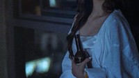 Intan Nallendra ini ternyata termasuk penikmat wine seperti yang terlihat pada posisi ini ia sambil memegangi botol wine favoritnya. Foto: Instagram @xio_nallendra