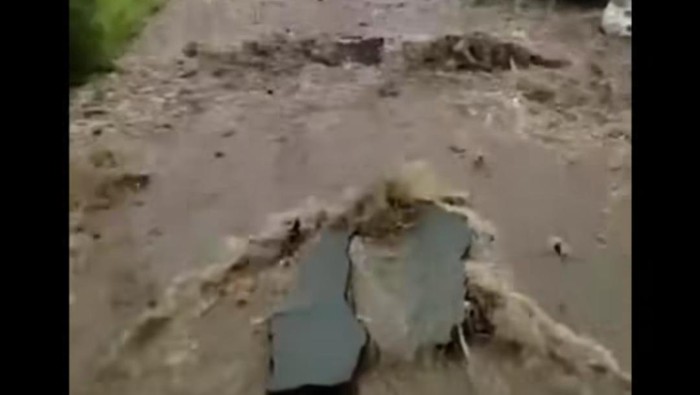 Jalan aspal rusak diterjang air di Kaliangkrik, Magelang, Rabu (25/1/2023).