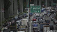 Kemacetan di dalam TOL ini terpantau hingga pintu keluar TOL menuju Polda Metro Jaya.
