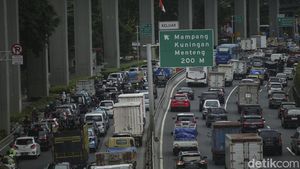 Jalan Gatsu-Polda Metro Jaya Macet Hingga Siang Ini