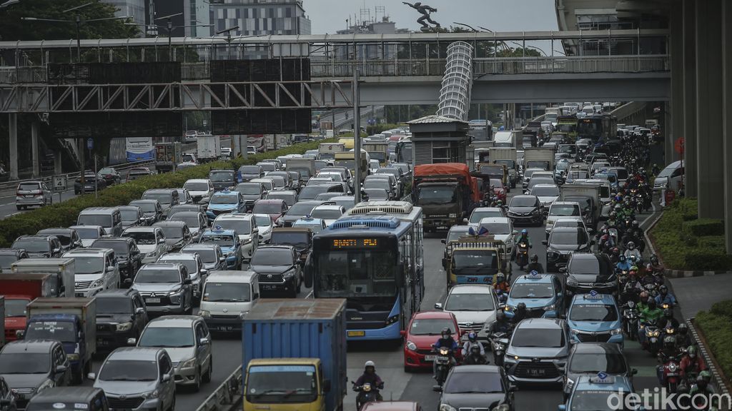Jalan Gatot Subroto hingga Polda Metro Jaya siang ini. Hal ini disebabkan karena adanya demo di depan gedung DPR/MPR.