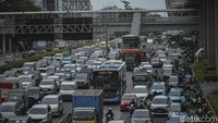 Sementara buntut kemacetan juga terpantau hingga Kawasan Pancoran.  