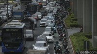 Deretan kendaraan terjebak macet di sepanjang jalan Gatot subroto, Jakarta, Rabu (25/1/2023).