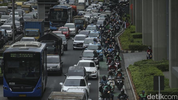 Jalan Gatot Subroto hingga Polda Metro Jaya siang ini. Hal ini disebabkan karena adanya demo di depan gedung DPR/MPR.