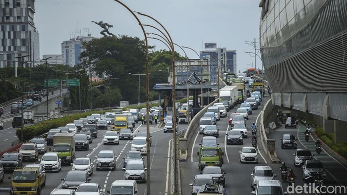 Jalan Gatsu-Polda Metro Jaya Macet Dari Pagi Hingga Siang Ini Jalan Gatot Subroto hingga Polda Metro Jaya siang ini. Hal ini disebabkan karena adanya demo di depan gedung DPR/MPR.