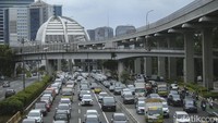 Kemacetan terjadi imbas tersendatnya jalan menuju gedung DPR/MPR.  