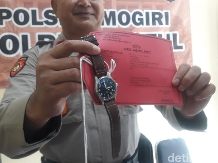 Jam tangan seharga Rp 60 juta yang dicuri TR (28) di Imogiri Bantul. Rabu (25/1/2023).