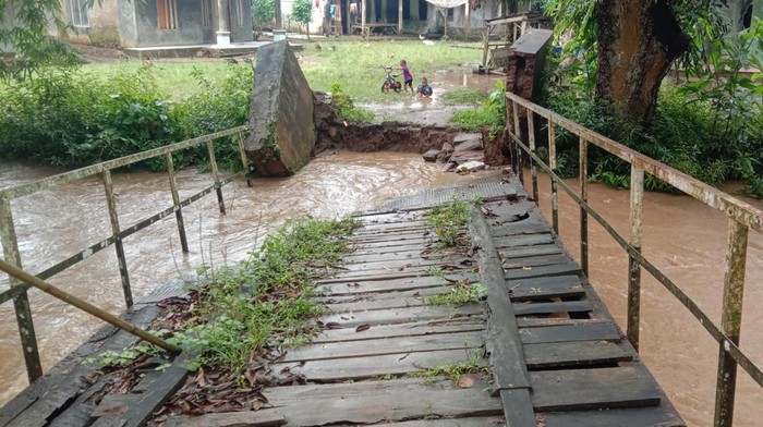 Jembatan penghubung antar desa di Pandeglang ambruk diterjang arus sungai. (Istimewa)