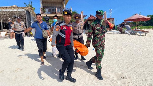 Jasad turis Australia yang meninggal gantung diri di hotel di Lembongan, Nusa Penida, Klungkung, dibawa ke Puskesmas.