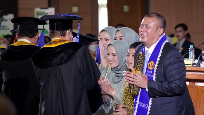 Ketua Fraksi PKB DPR RI Cucun Ahmad Syamsurijal lulus dengan predikat cumlaude dalam Sidang Terbuka Promosi Doktor untuk Bidang Ilmu Administrasi Publik di FISIP Universitas Padjajaran, Bandung, Rabu (25/1/2023). Cucun berhasil mempertahankan disertasinya yang berjudul 