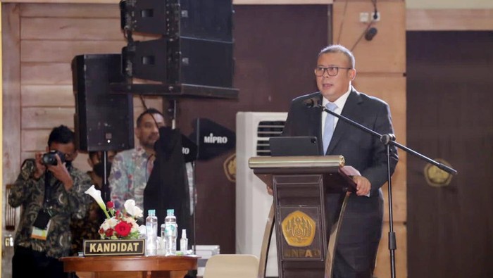 Kala Ketua Fraksi PKB Lulus Cumlaude di Sidang Doktor Unpad Ketua Fraksi PKB DPR RI Cucun Ahmad Syamsurijal lulus dengan predikat cumlaude dalam Sidang Terbuka Promosi Doktor untuk Bidang Ilmu Administrasi Publik di FISIP Universitas Padjajaran, Bandung, Rabu (25/1/2023). Cucun berhasil mempertahankan disertasinya yang berjudul