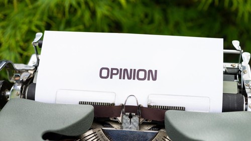 Ilustrasi kalimat opini.