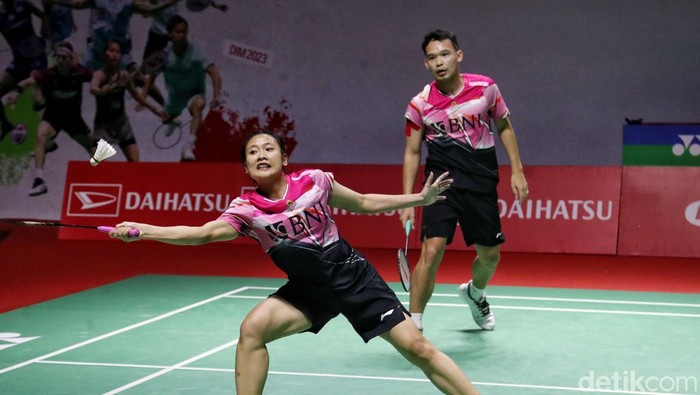 Rinov Rivaldy/Pitha Haningtyas Mentari melaju ke babak kedua Indonesia Masters 2023 usai mengalahkan Hiroki Midorikawa/Natsu Saito. Mereka menang 21-19,21-14, Rabu (25/1/2023).