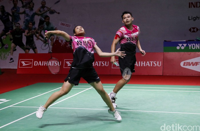 Rinov Rivaldy/Pitha Haningtyas Mentari melaju ke babak kedua Indonesia Masters 2023 usai mengalahkan Hiroki Midorikawa/Natsu Saito. Mereka menang 21-19,21-14, Rabu (25/1/2023).