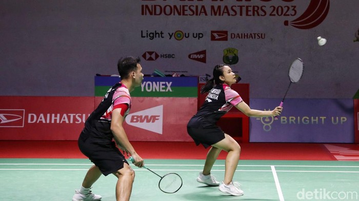 Kandaskan Wakil Jepang, Rinov/Pitha ke 16 Besar Indonesia Master 2023 Rinov Rivaldy/Pitha Haningtyas Mentari melaju ke babak kedua Indonesia Masters 2023 usai mengalahkan Hiroki Midorikawa/Natsu Saito. Mereka menang 21-19,21-14, Rabu (25/1/2023).