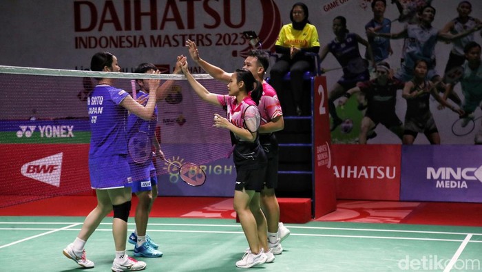 Kandaskan Wakil Jepang, Rinov/Pitha ke 16 Besar Indonesia Master 2023 Rinov Rivaldy/Pitha Haningtyas Mentari melaju ke babak kedua Indonesia Masters 2023 usai mengalahkan Hiroki Midorikawa/Natsu Saito. Mereka menang 21-19,21-14, Rabu (25/1/2023).