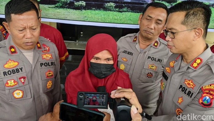 Kapolres Bondowoso AKBP Wimboko menginterogasi pelaku penculikan bayi