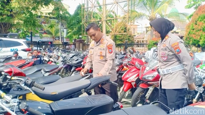 Kapolres Madiun Kota AKBP Sunaryo mengecek motor yang disita didampingi Kasatlantas AKP Vista