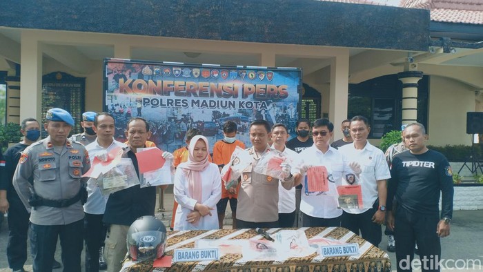 Kapolres Madiun Kota AKBP Suryono merilis dua pelaku curanmo dan barang buktinya