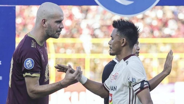 Kapten PSM Wiljan Pluim bersalaman dengan Kapten Persija, Manan Abdurrahman sebelum laga Liga 1.