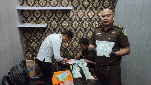 Kejari Badung menerima tersangka dan barang bukti kasus peredaran narkoba Andi Prayitno dari Polresta Denpasar.