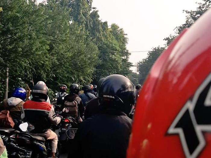 Seorang warga sambat atau mengeluh soal kemacetan di Surabaya Raya. Ia berharap ada banyak transportasi umum.