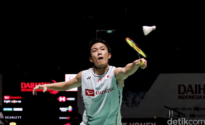 Pebulutangkis asal Jepang Kento Momota kembali gagal comeback. Mantan tunggal nomor 1 dunia itu tumbang dari wakil China, Shi Yu Qi di babak pertama Indonesia Masters 2023, Rabu (25/1/2023).