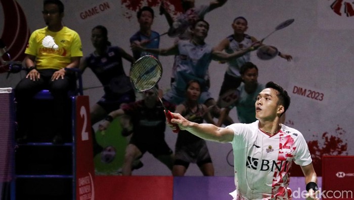 Kerja Keras Jonatan Christie Kalahkan Wakil Irlandia Jonatan Christie melaju ke babak kedua Indonesia Masters 2023 usai mengatasi wakil Irlandia, Nhat Nguyen. Jonatan menang dengan rubber game 21-23, 21-11, 21-6 di Istora Senayan, Jakarta, Rabu (25/1/2023).