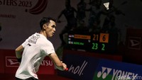 Jonatan tak mau mengulangi kesalahan di gim pembuka. Ia tampil agresif di gim kedua. Jonatan mengakhiri gim kedua 21-11.  