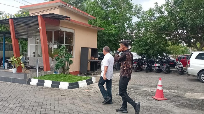 ketua dprd jatim kusnadi diperiksa kpk di BPKP Jatim